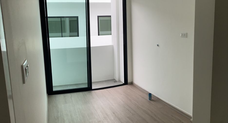 For sale 3 bedrooms townhouse in Bangkok Noi, Bangkok