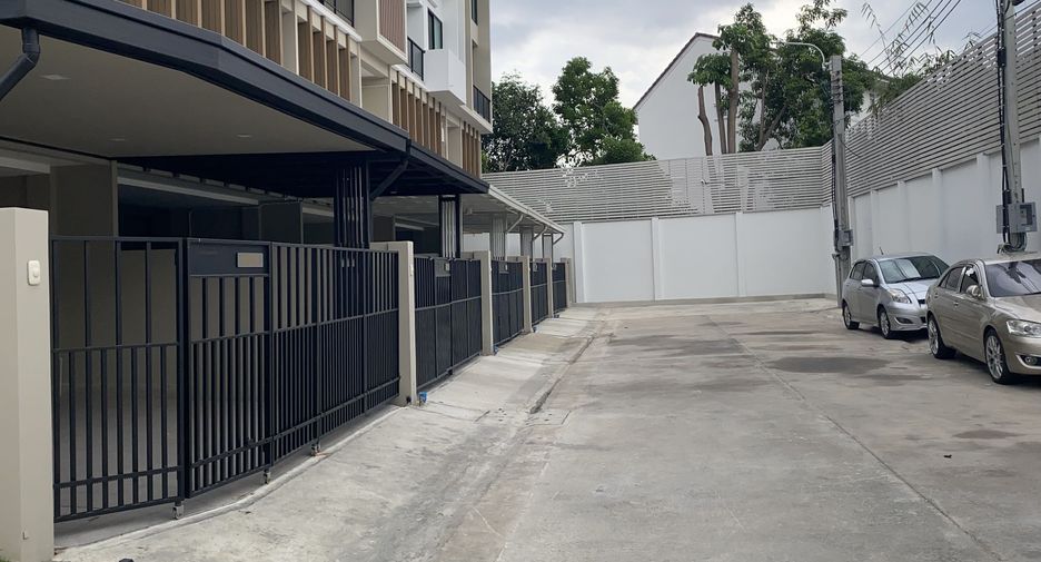 For sale 3 bedrooms townhouse in Bangkok Noi, Bangkok