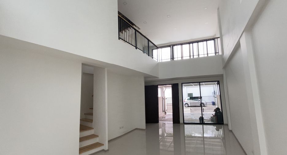 For sale 3 bedrooms townhouse in Bangkok Noi, Bangkok