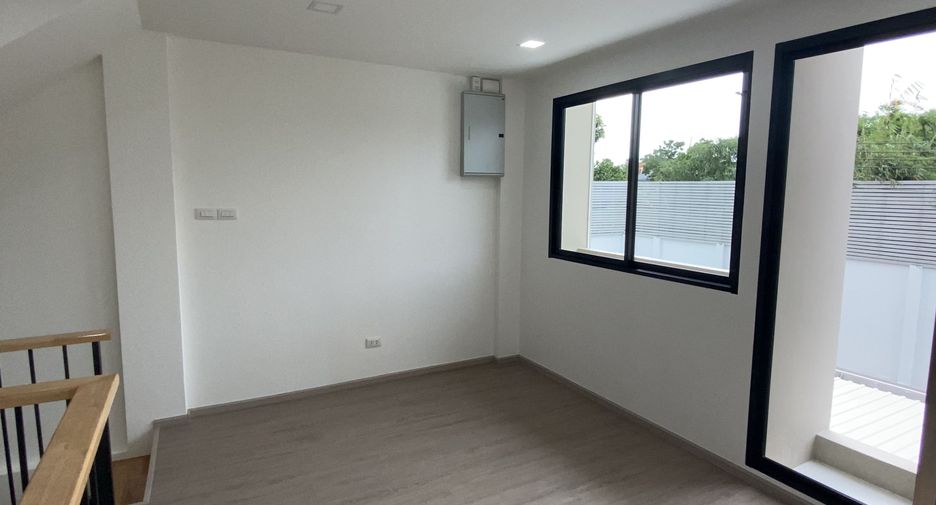 For sale 3 bedrooms townhouse in Bangkok Noi, Bangkok