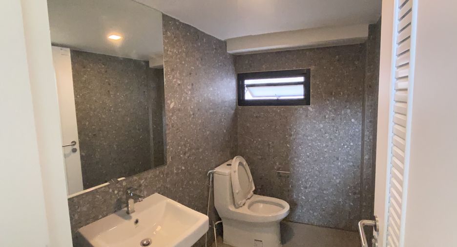 For sale 3 bedrooms townhouse in Bangkok Noi, Bangkok