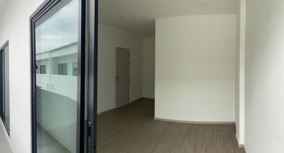 For sale 3 bedrooms townhouse in Bangkok Noi, Bangkok