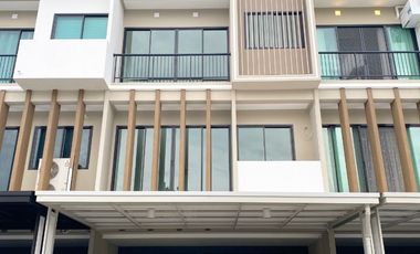 À vendre 3 chambres maison de ville à Bangkok Noi, Bangkok