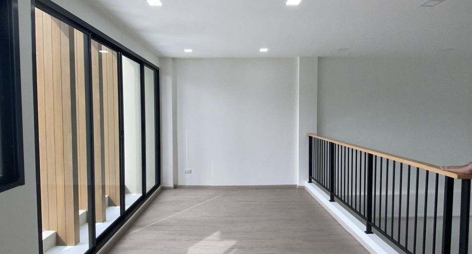 For sale 3 bedrooms townhouse in Bangkok Noi, Bangkok