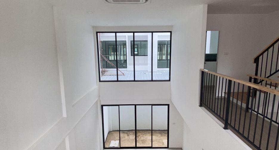 For sale 3 bedrooms townhouse in Bangkok Noi, Bangkok