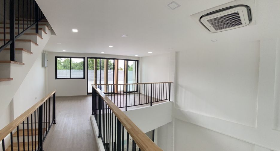 For sale 3 bedrooms townhouse in Bangkok Noi, Bangkok
