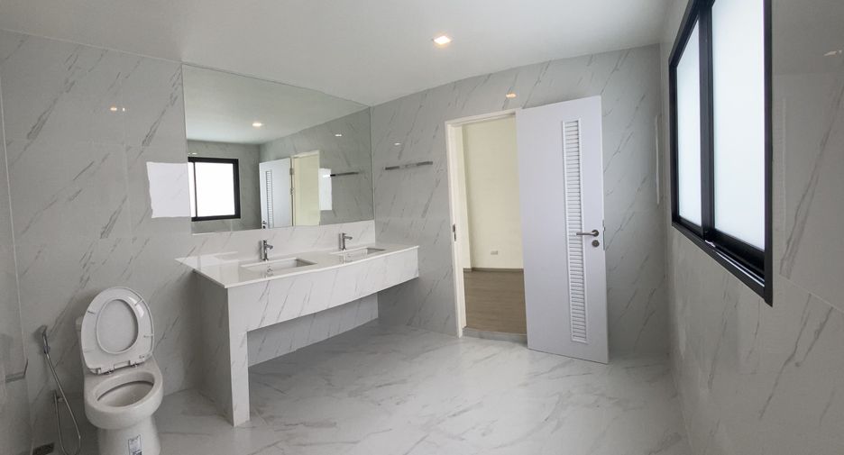 For sale 3 bedrooms townhouse in Bangkok Noi, Bangkok