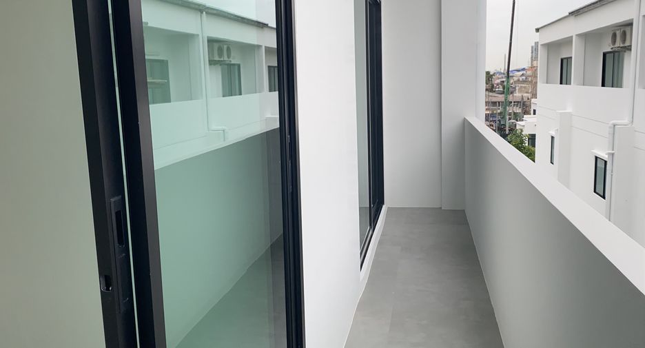 For sale 3 bedrooms townhouse in Bangkok Noi, Bangkok