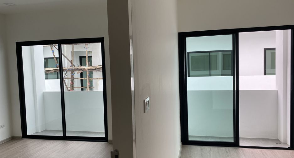 For sale 3 bedrooms townhouse in Bangkok Noi, Bangkok