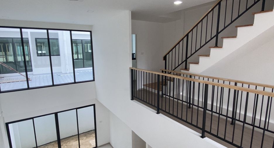 For sale 3 bedrooms townhouse in Bangkok Noi, Bangkok