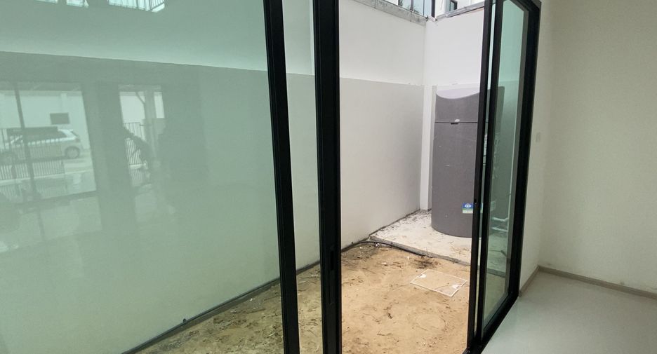 For sale 3 bedrooms townhouse in Bangkok Noi, Bangkok