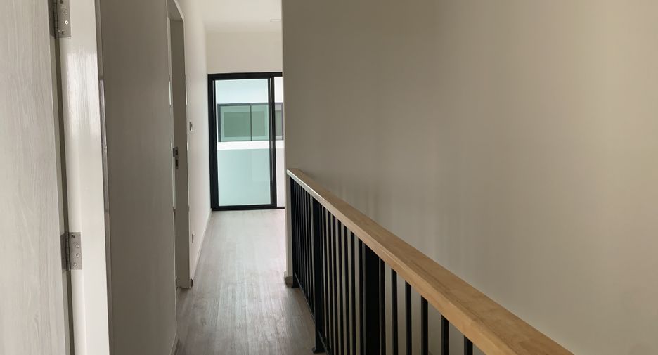 For sale 3 bedrooms townhouse in Bangkok Noi, Bangkok
