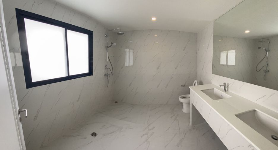For sale 3 bedrooms townhouse in Bangkok Noi, Bangkok