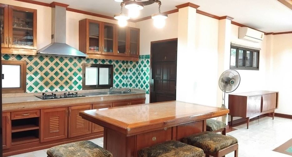 For sale 4 bedrooms house in Mueang Chiang Mai, Chiang Mai