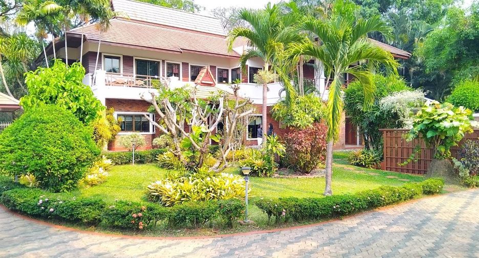 For sale 4 bedrooms house in Mueang Chiang Mai, Chiang Mai