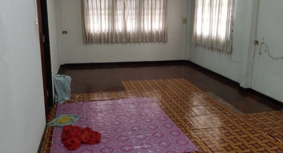 For sale 4 bedrooms house in Don Mueang, Bangkok