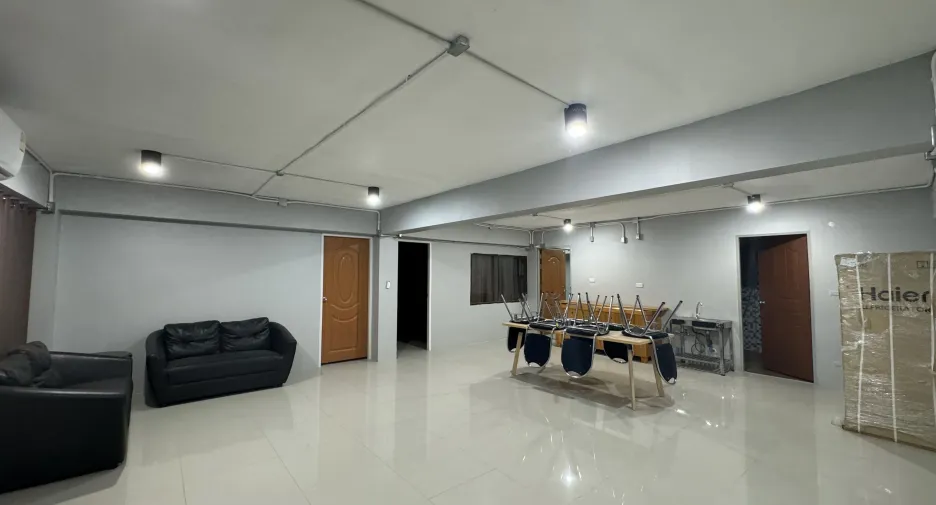 For sale 18 bedrooms apartment in Huai Khwang, Bangkok