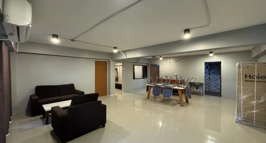 For sale 18 bedrooms apartment in Huai Khwang, Bangkok
