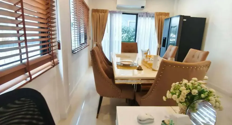 Casa en venta y en alquiler de 4 habitaciones en Saphan Sung, Bangkok