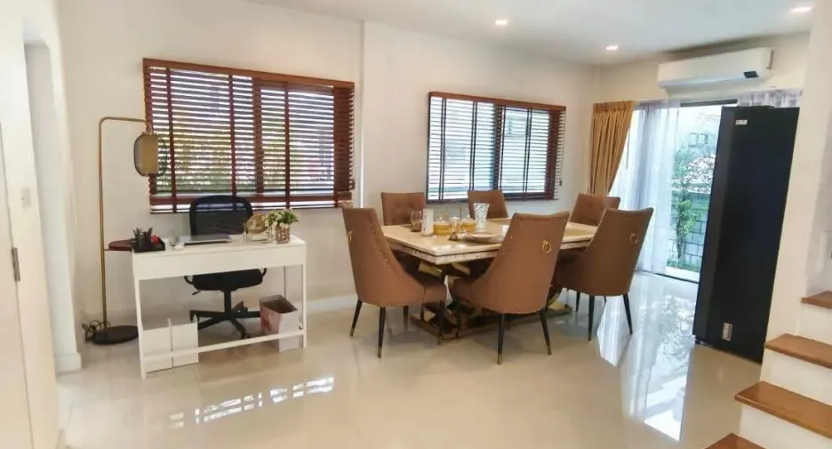 Casa en venta y en alquiler de 4 habitaciones en Saphan Sung, Bangkok