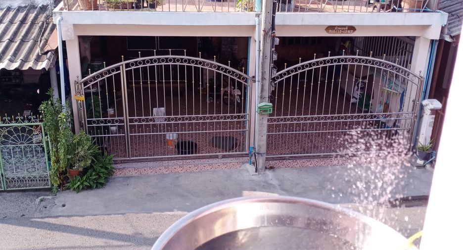 For sale 2 bedrooms townhouse in Mueang Samut Prakan, Samut Prakan