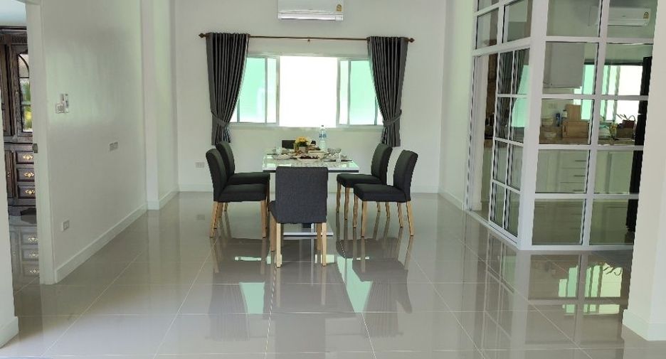 For rent 4 bedrooms villa in Bang Lamung, Chonburi