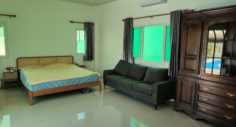 For rent 4 bedrooms villa in Bang Lamung, Chonburi