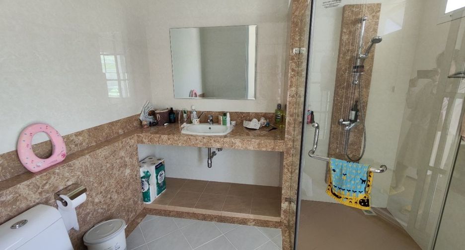 For rent 4 bedrooms villa in Bang Lamung, Chonburi