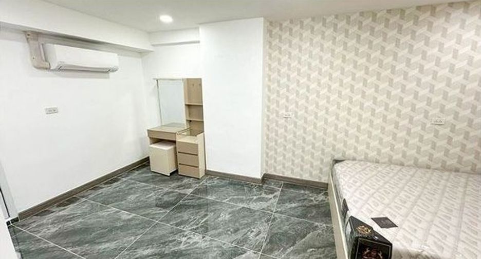 For sale 2 bedrooms condo in Huai Khwang, Bangkok