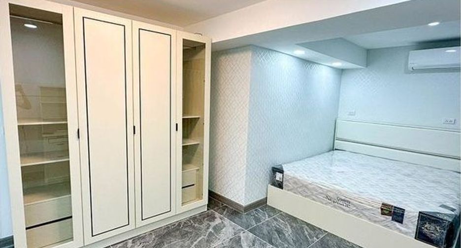 For sale 2 bedrooms condo in Huai Khwang, Bangkok