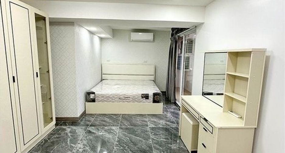 For sale 2 bedrooms condo in Huai Khwang, Bangkok