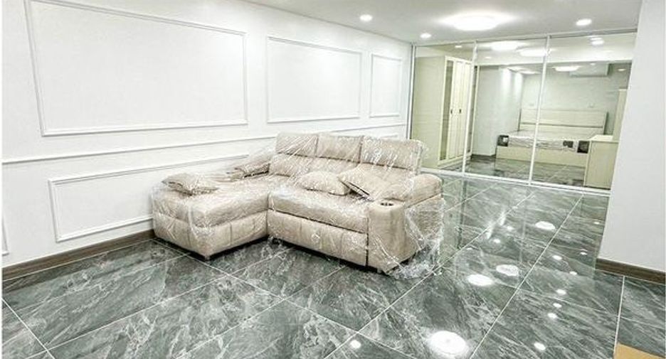 For sale 2 bedrooms condo in Huai Khwang, Bangkok