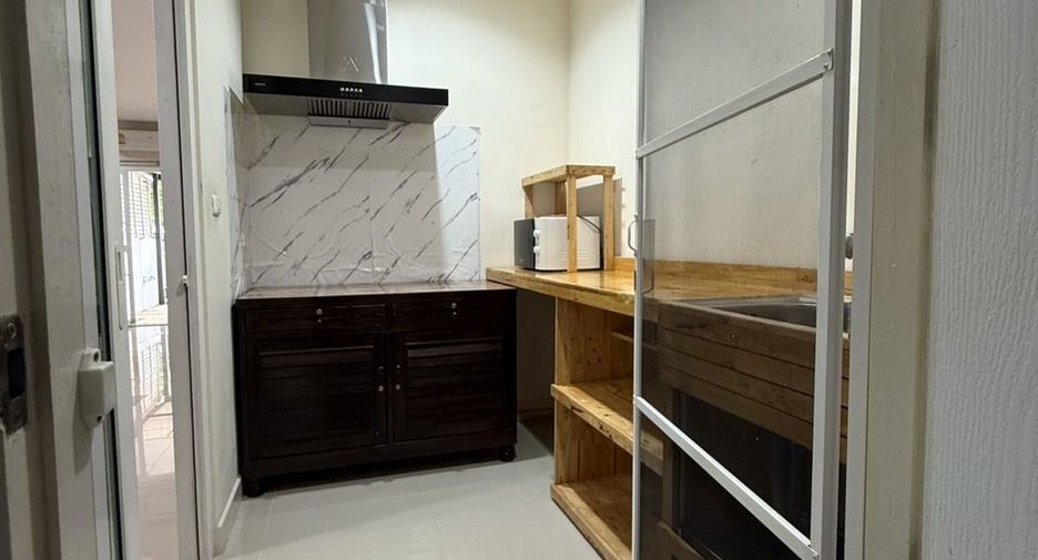 For rent 2 bedrooms townhouse in Mueang Chiang Mai, Chiang Mai