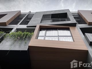 For sale 4 bedrooms townhouse in Huai Khwang, Bangkok
