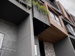For sale 4 bedrooms townhouse in Huai Khwang, Bangkok