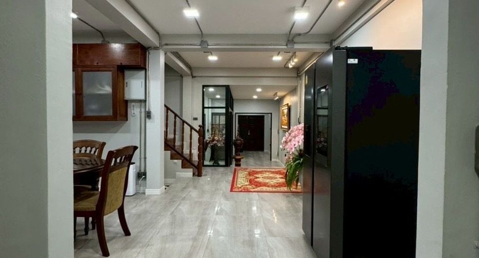 For rent 2 bedrooms townhouse in Mueang Chiang Mai, Chiang Mai