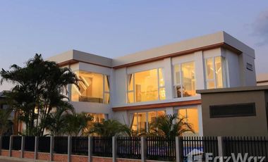 For rent 4 bedrooms villa in San Kamphaeng, Chiang Mai