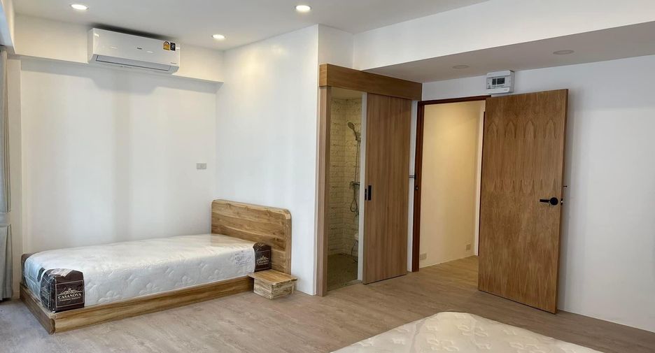 For sale 6 bedrooms townhouse in Mueang Chiang Mai, Chiang Mai