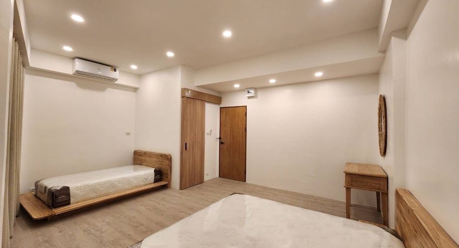 For sale 6 bedrooms townhouse in Mueang Chiang Mai, Chiang Mai