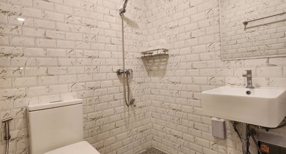 For sale 6 bedrooms townhouse in Mueang Chiang Mai, Chiang Mai