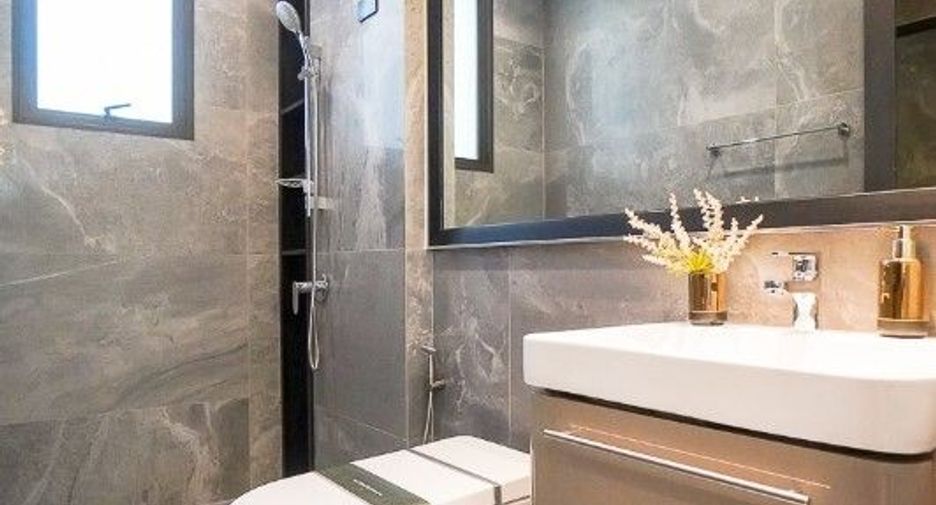 For sale 4 bedrooms house in Saphan Sung, Bangkok