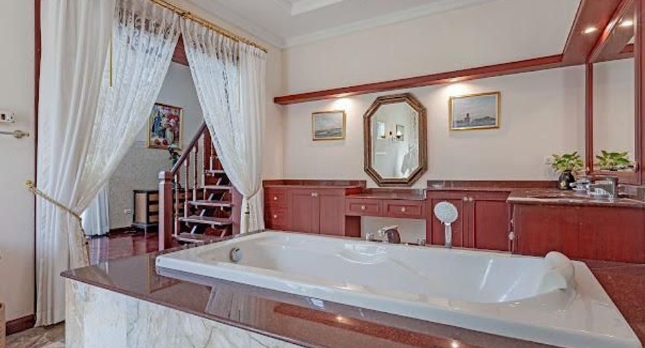 Villa en venta de 6 habitaciones en Bang Lamung, Chonburi