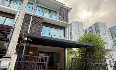 For rent 4 bedrooms townhouse in Mueang Chiang Mai, Chiang Mai
