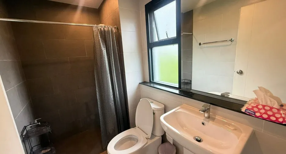 For rent 4 bedrooms townhouse in Mueang Chiang Mai, Chiang Mai