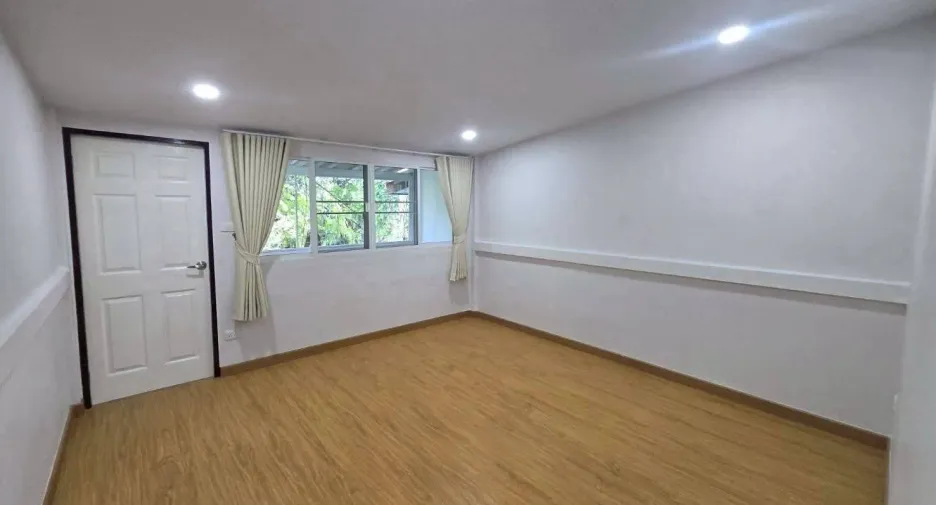 Casa adosada en alquiler de 4 habitaciones en Mueang Chiang Mai, Chiang Mai