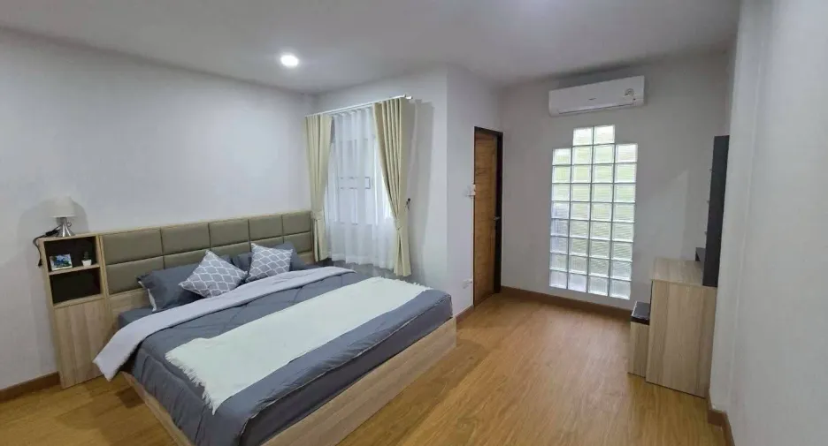 Casa adosada en alquiler de 4 habitaciones en Mueang Chiang Mai, Chiang Mai