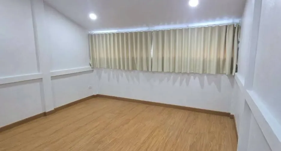 Casa adosada en alquiler de 4 habitaciones en Mueang Chiang Mai, Chiang Mai