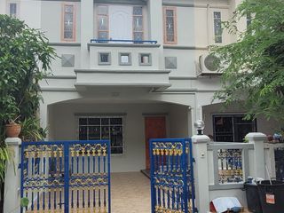 Casa adosada en venta de 3 habitaciones en Khlong Sam Wa, Bangkok