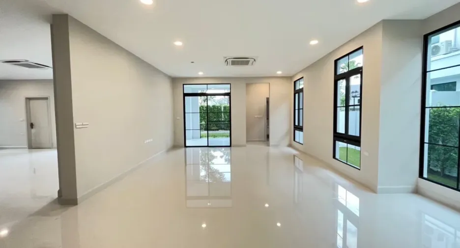 À vendre et à louer 5 chambres maison à Saphan Sung, Bangkok