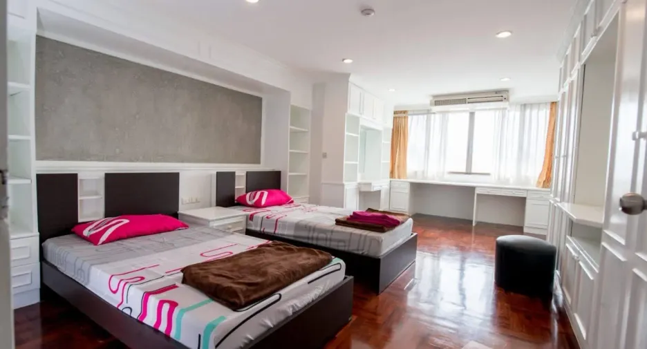 Condo en venta y en alquiler de 3 habitaciones en Watthana, Bangkok
